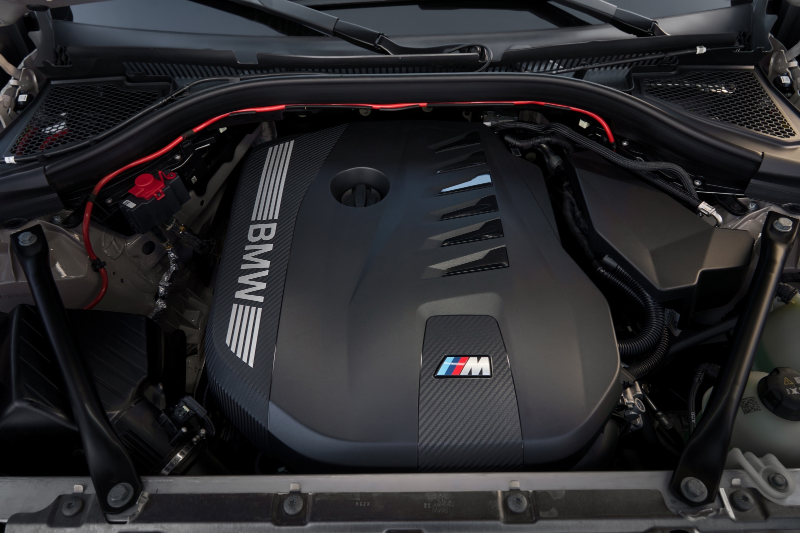 [新聞照片五] BMW X3 M50 xDrive搭載M TwinPower Turbo直列六缸汽油引擎，搭配48V高效複合動力系統，可爆發出398匹最大馬力，0-100kmh加速僅需4.6秒就可完成